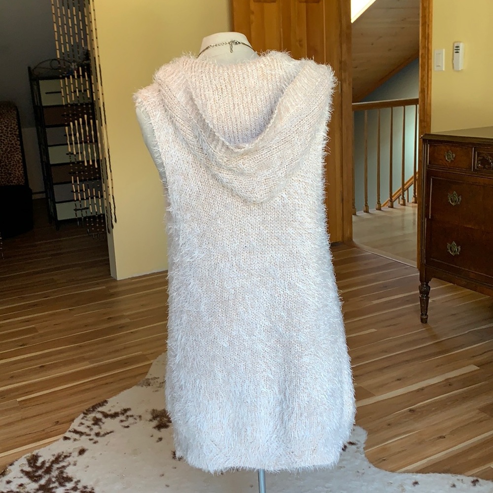 Women’s soft pink shag fur vest with hood. - Picture 5 of 9